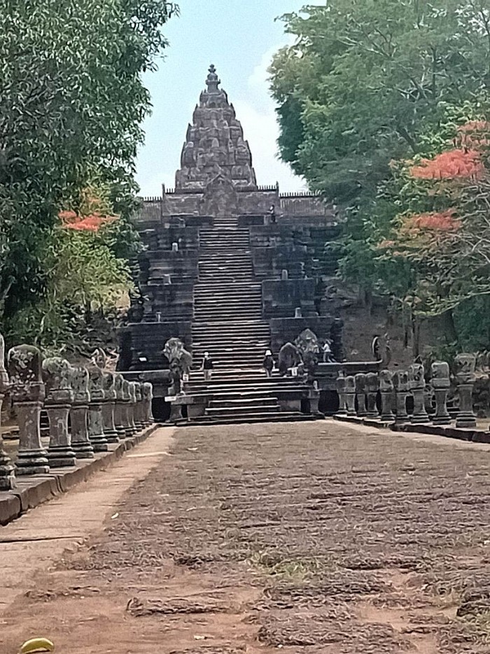 บริการรับส่งนำเที่ยวเขาพนมรุ้งจังหวัดบุรีรัมย์เรียกใช้ได้ตลอดเวลาเลยครับ