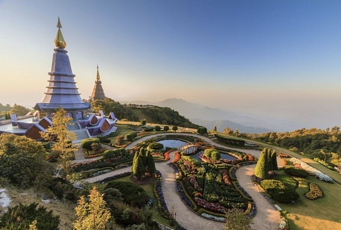 พระมหาธาตุนภเมทนีดล และพระมหาธาตุนภพลภูมิสิริ ตั้งอยู่บริเวณยอดดอยอินทนนท์