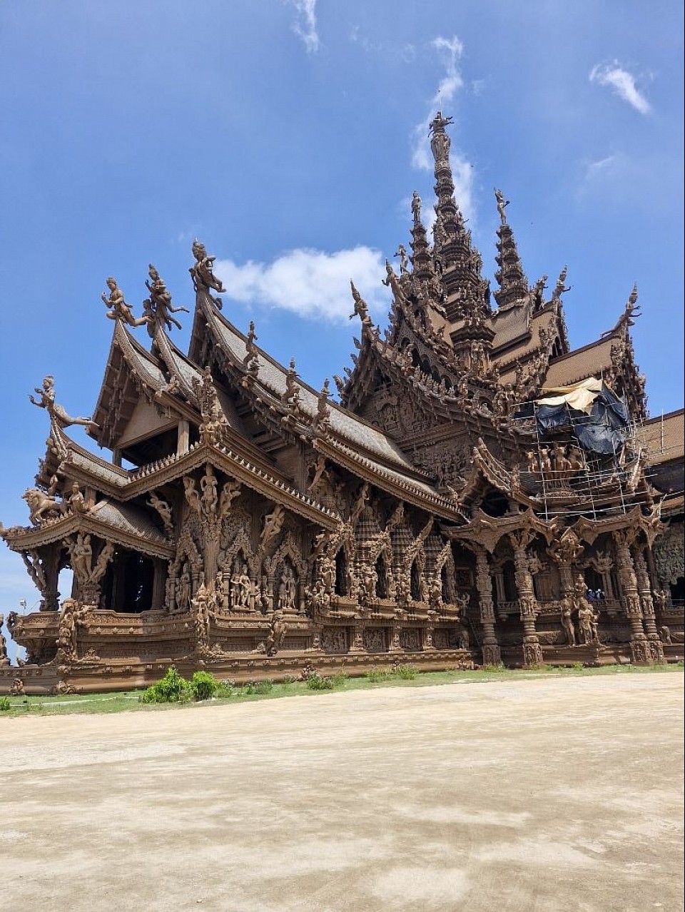 พาลูกค้าเที่ยวปราสาทสัจธรรม